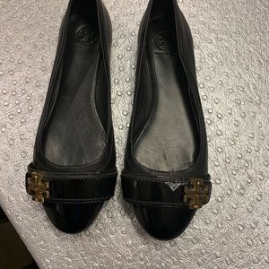 Tory Burch Black Gold Logo Buckle Eloise Leather Ballet Flats Slip On Patent 8 M